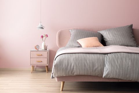 Schlafzimmer in Rosa mit grauer Bettwäsche - Bild 12 - [SCHÖNER WOHNEN]