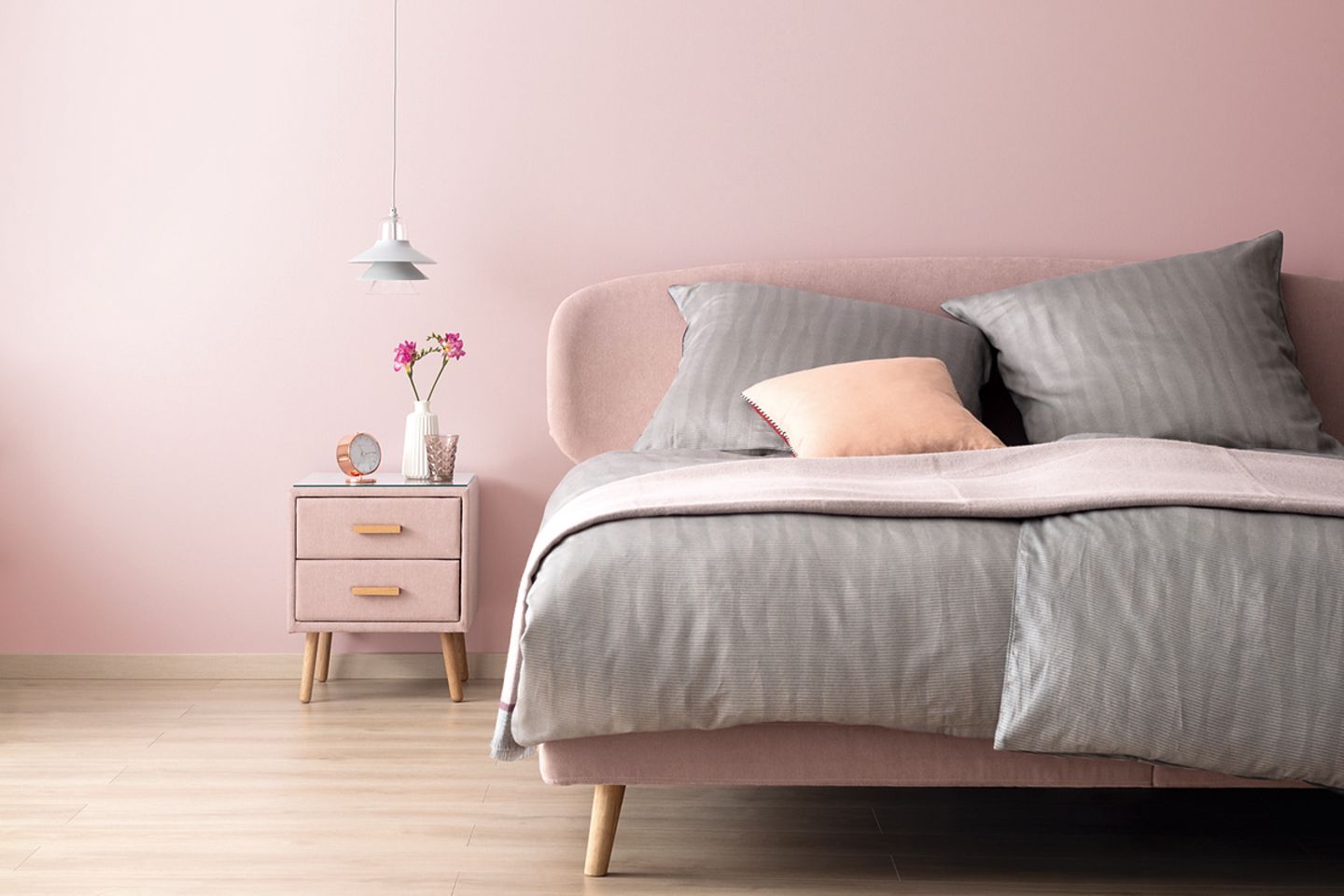 schlafzimmer in rosa mit grauer bettwäsche - [schÖner wohnen]