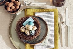 Osterdekoration mit Eiern und Essens- und Getränkemarken