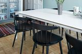 Esszimmer mit weißen Esstisch und schwarzen Stühlen