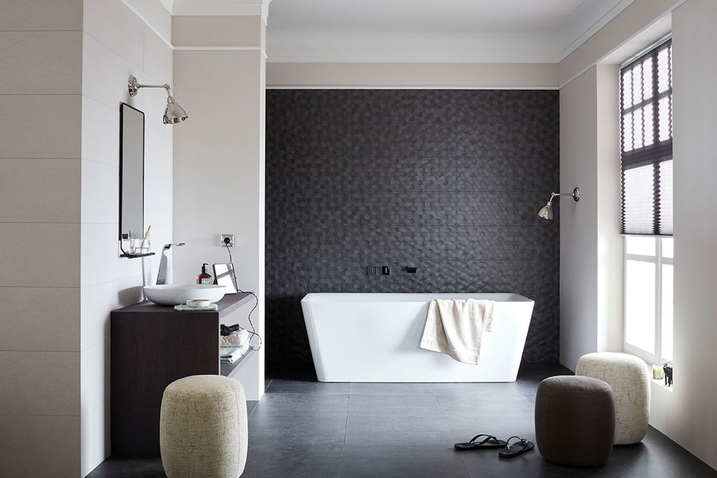 Elegantes Badezimmer eingerichtet mit Produkten aus der SCHÖNER WOHNEN-Kollektion