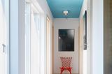 Lichtdurchfluteter Gang mit hellblau getönter Zimmerdecke
