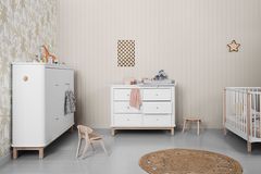 Kindermöbel im Babyzimmer mit gedeckten Wandfarben