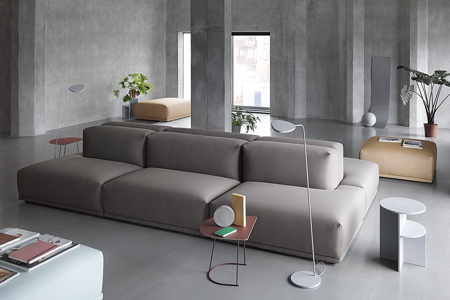 grau mit struktur im wohnzimmer - sichtbeton trifft graues sofa
