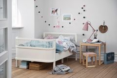 Mädchenzimmer: Kinderbett von Sebra