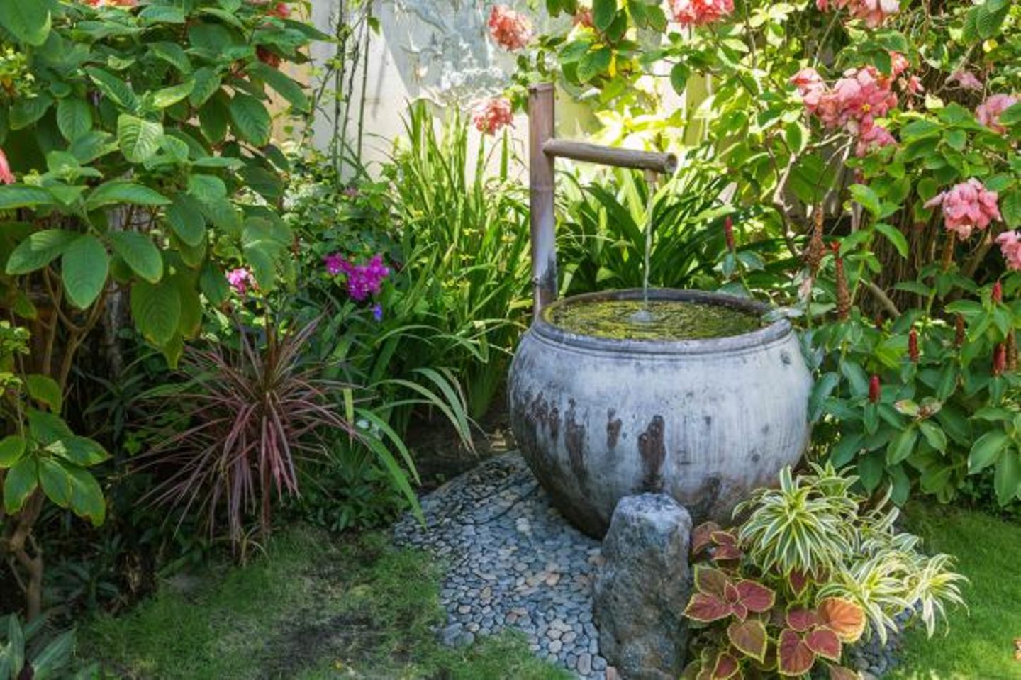 Alte Viehtröge oder Kartoffeldämpfer als Gartendeko