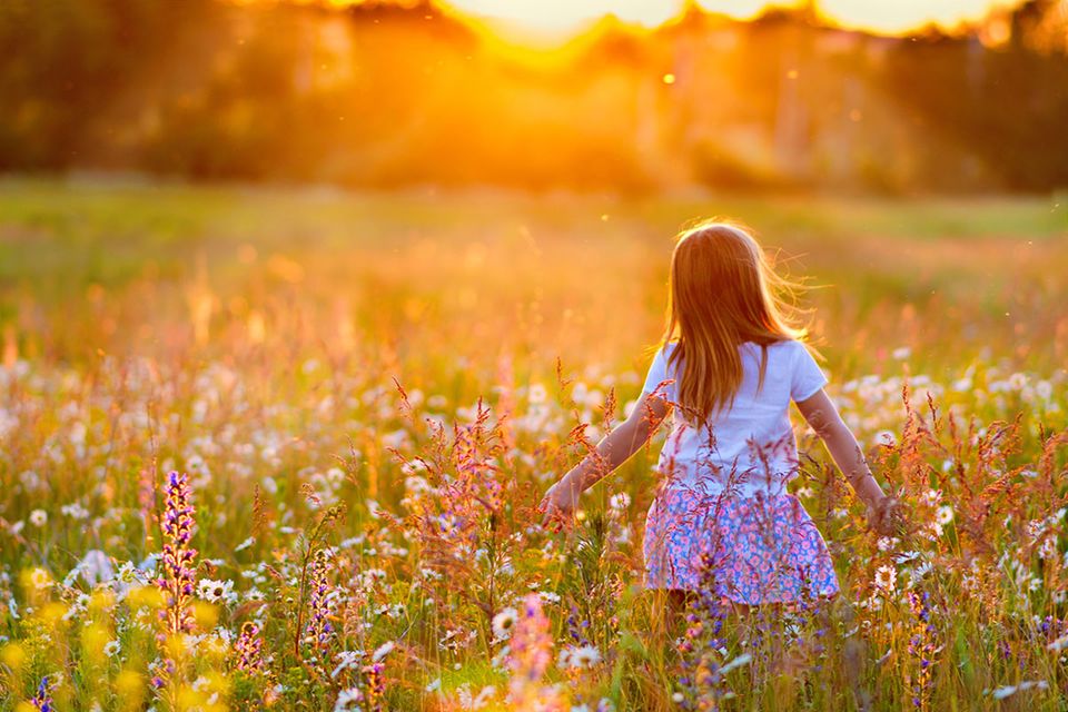 Kind auf Blumenwiese