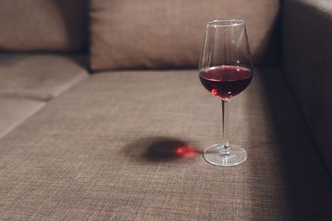 Rotweinglas auf dem Sofa