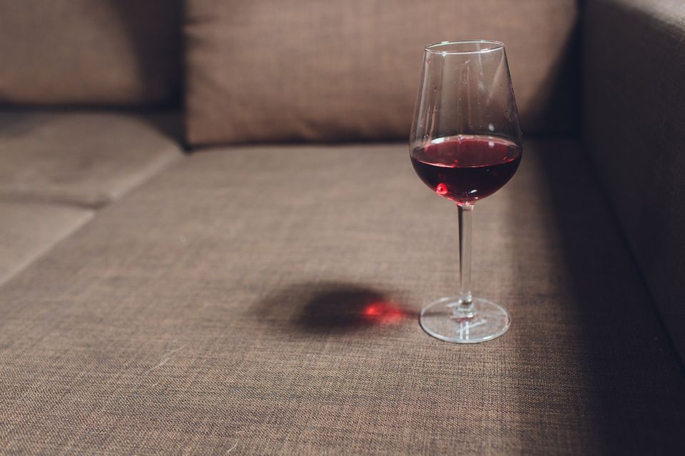 Rotweinglas auf dem Sofa