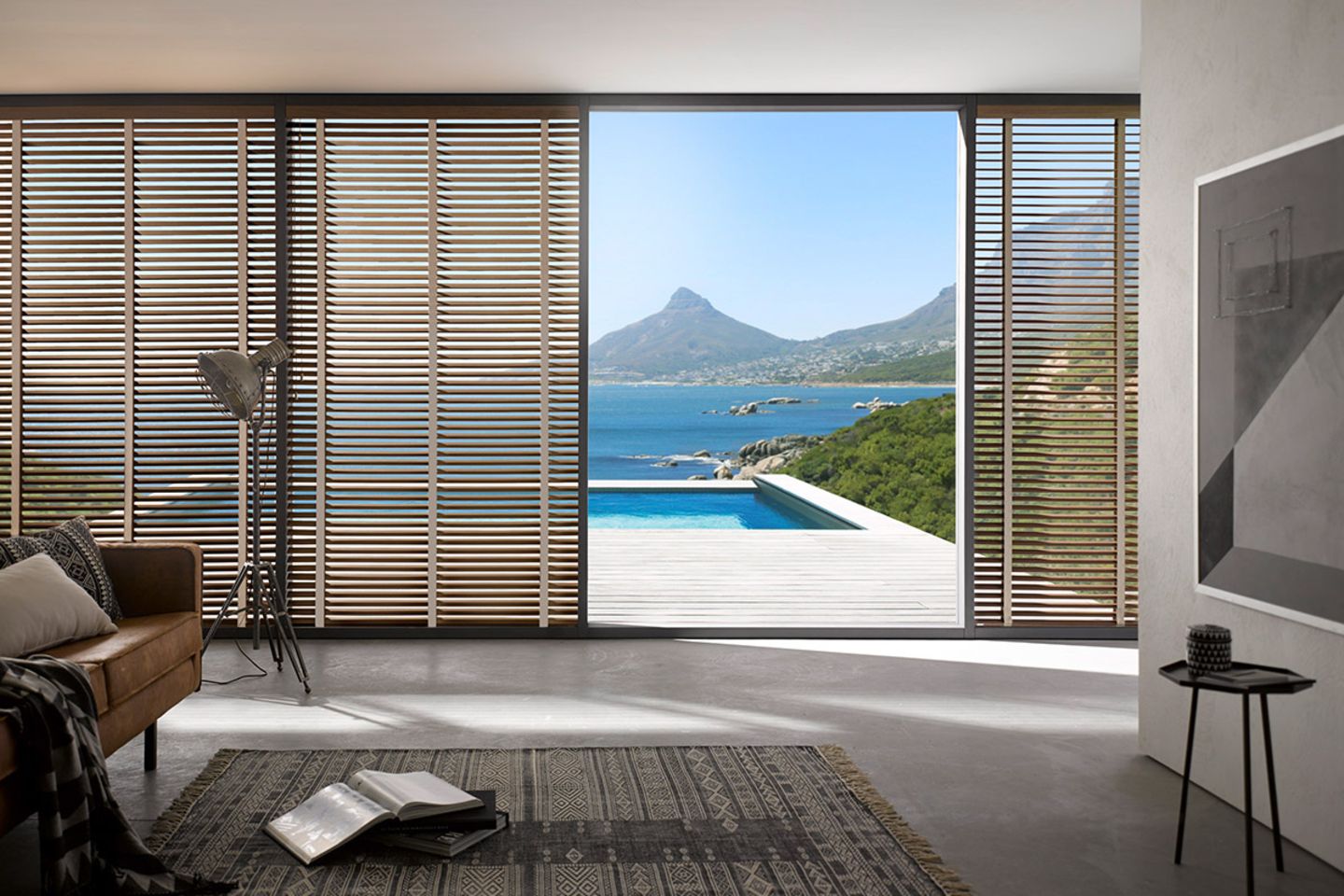Fenster mit Jalousien aus Holz verdunkeln