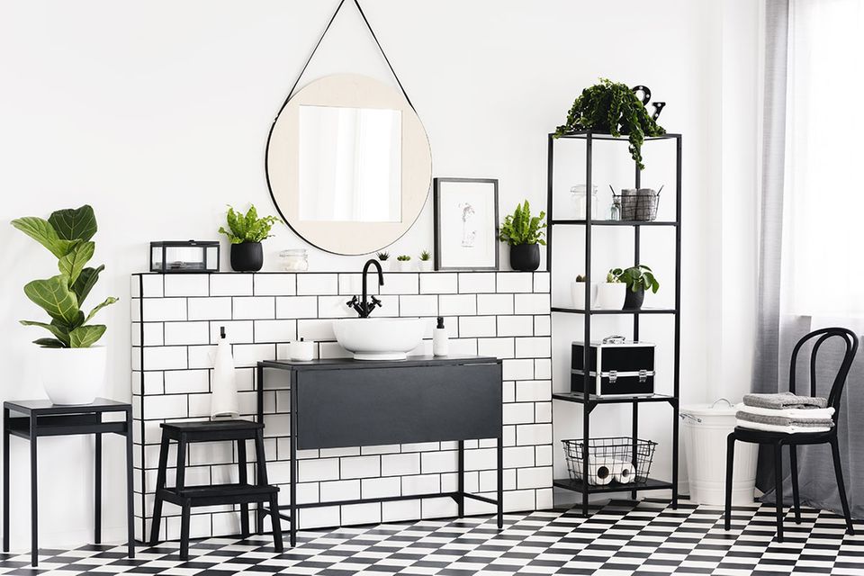 schwarz-weißes Badezimmer mit Pflanzen