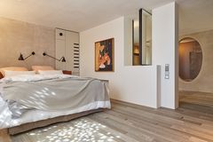Moderne Villa als Leistungsschau: Schlafzimmer mit Bad