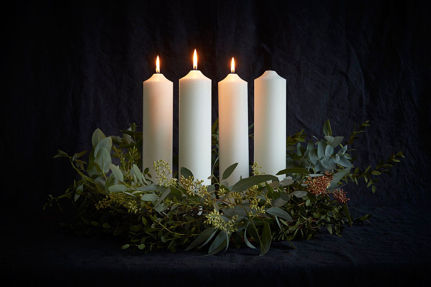 Majestätisch & modern: Adventskranz mit XL-Kerzen als Statement