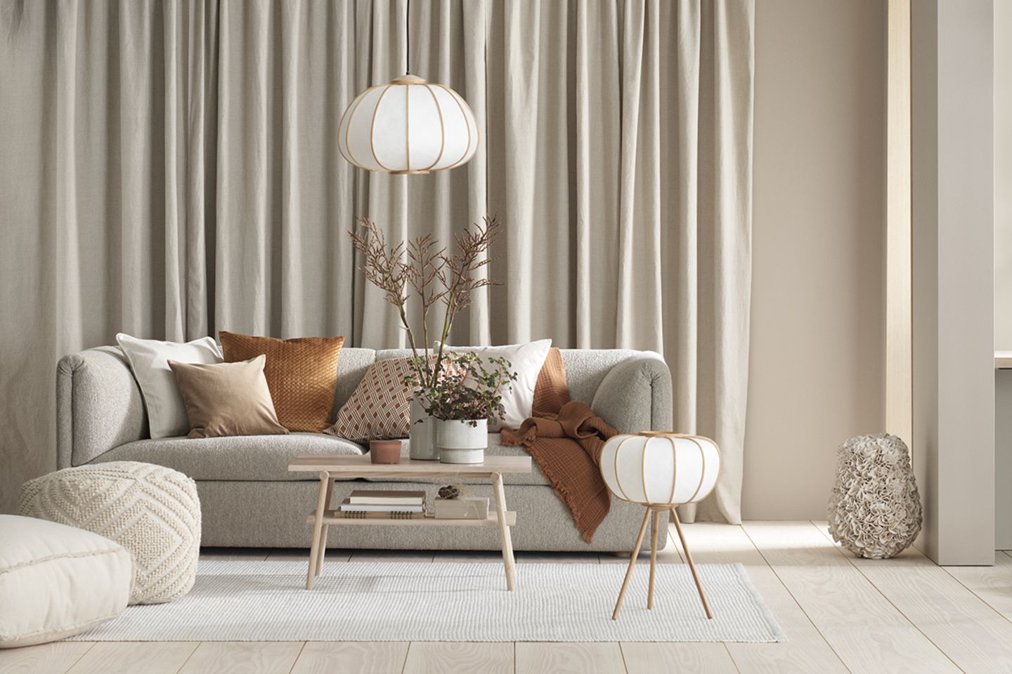 Graues Sofa mit cognacfarbenen Textilien dekorieren