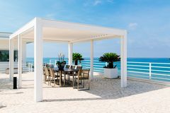 Moderne Alternative: Pergola mit verstellbaren Lamellen - Bild 7