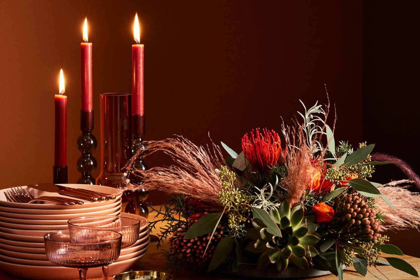 Glamouröse Adventsgesteck mit Protea und Eukalyptus