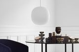 Pendelleuchte "Lantern" von New Works über glänzender Deko