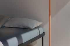 Orangefarbene Stehleuchte "Parrot" von Tobias Grau im Schlafzimmer