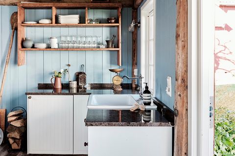 Kleine Küche in Weiß mit Arbeitsplatte aus Stein