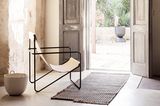 Stuhl "Desert Chair" von Ferm Living im Hauseingang