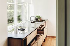 Küche mit Holzfronten und einer Arbeitsplatte aus Stein