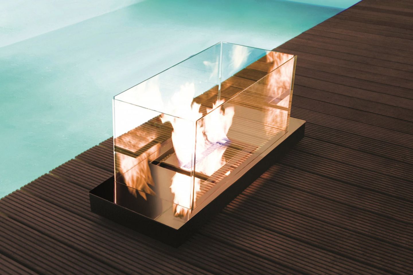 Ethanolkamin "Uni Flame" von Radius Design am Beckenrand eines Swimmingpools