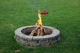 Selbstgebaute Feuerstelle im Garten
