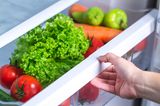 Lebensmittel lagern - Gemüse und Salat im Gemüsefach eines Kühlschranks