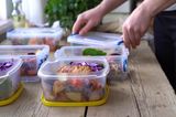 Lebensmittel lagern - Plastikboxen mit vorbereiteiteten Gerichten - Meal Prep