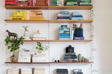 Nach Farben sortiertes Bücherregal