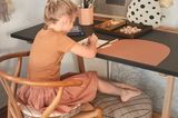 Home Office mit Kindern - Mädchen am Schreibtisch