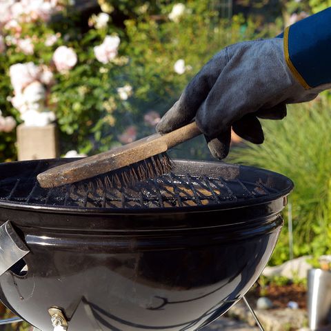 Verwitterte Gartenmöbel aus Kunststoff auffrischen [SCHÖNER WOHNEN]