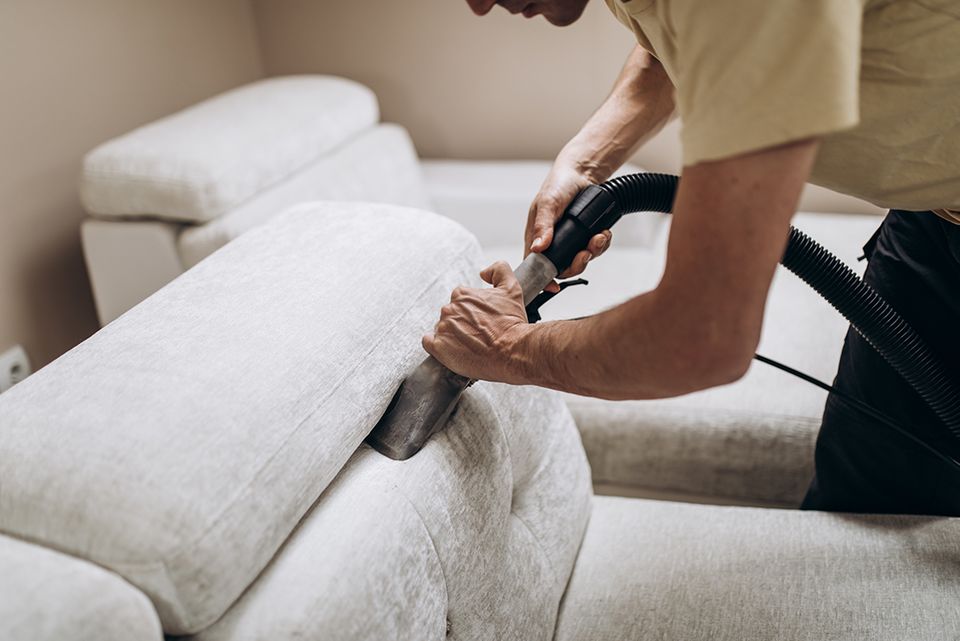 Sofa reinigen: So bleibt die Couch lange schön