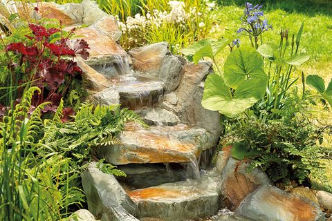 Bachlauf im Garten anlegen so geht’s [SCHÖNER WOHNEN]