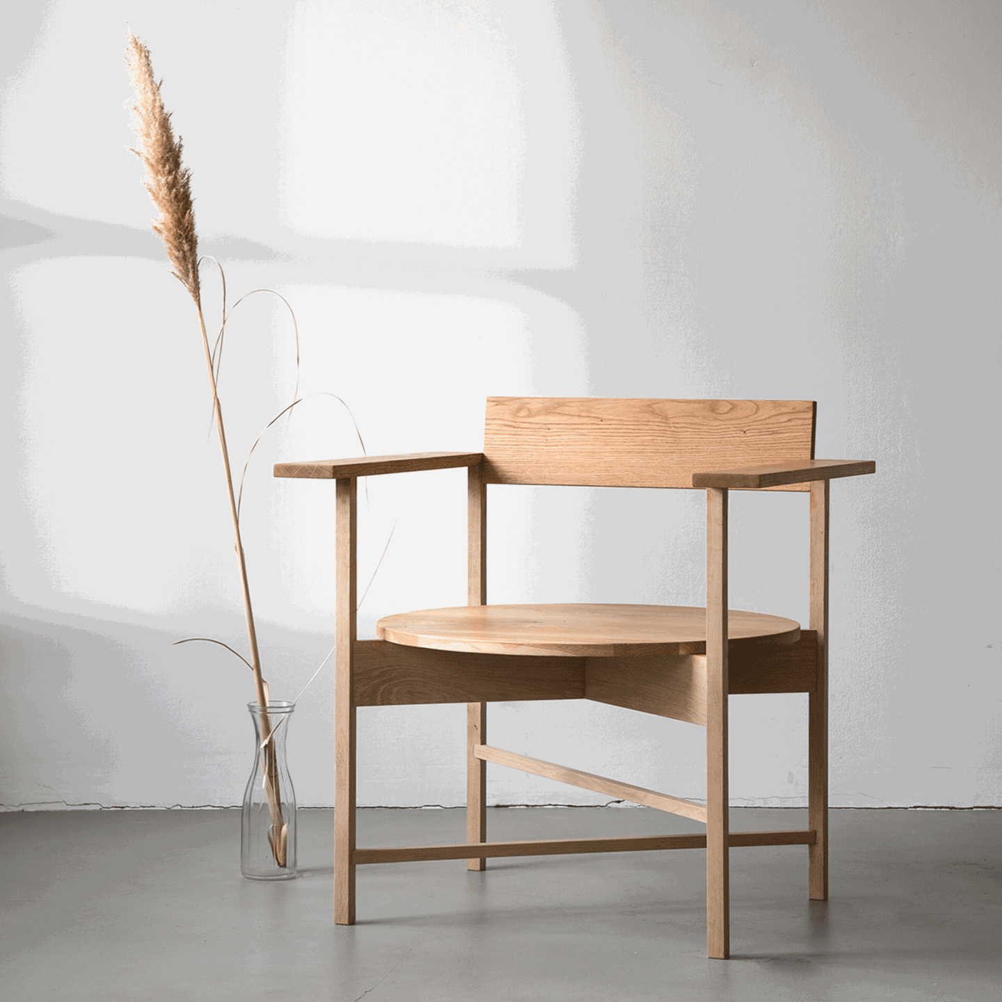 Sessel "Oak Arm Chair" von Nutsandwoods aus massivem Eichenholz