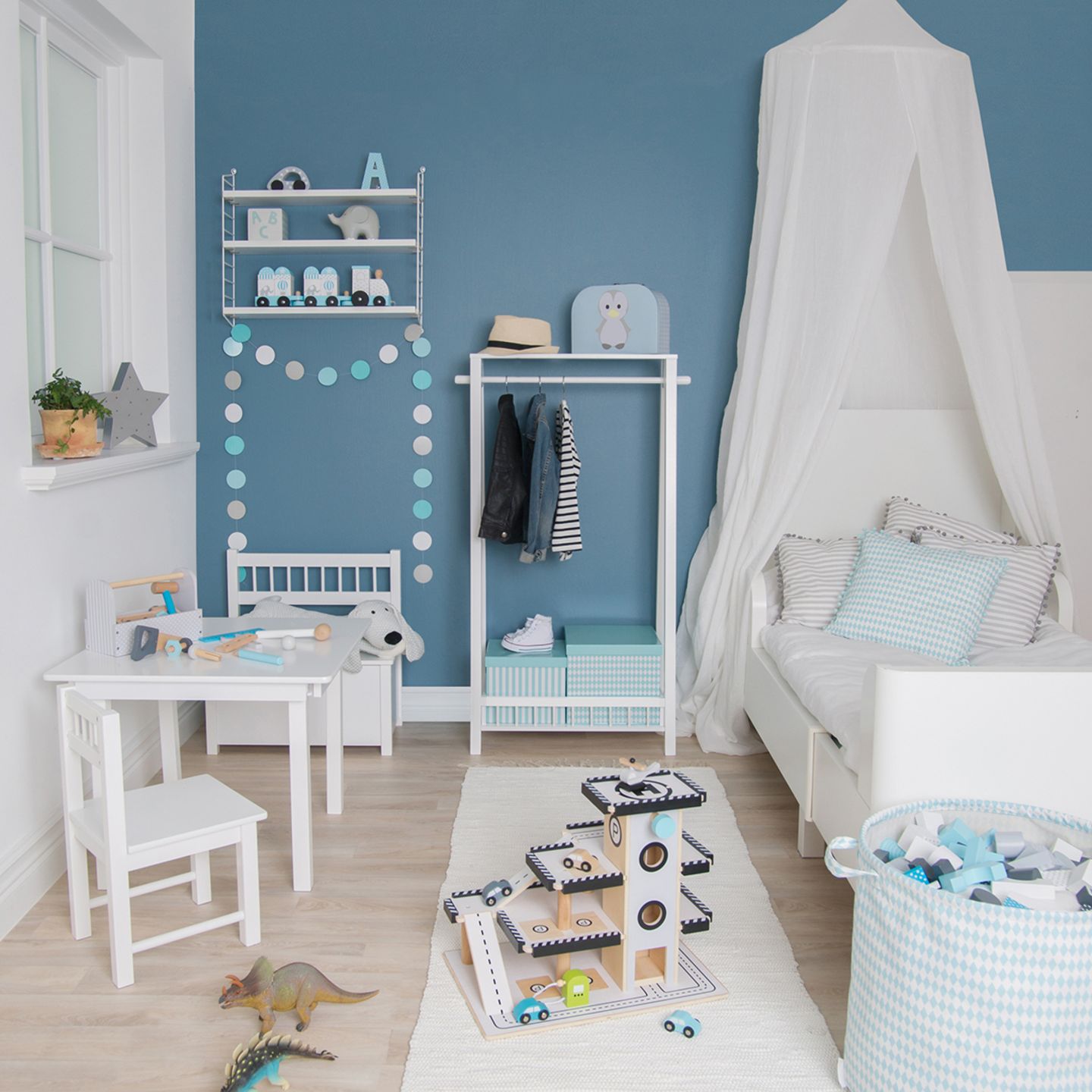 Neue Möbel und Dekoration im Zimmer