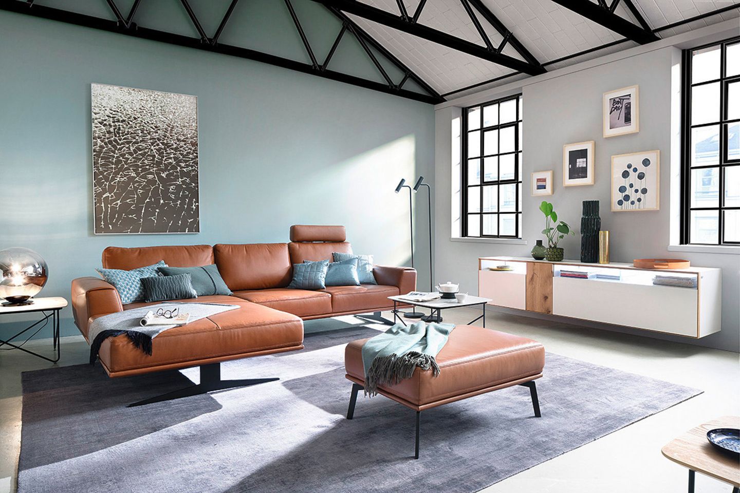 Was passt zu einer braunen Couch im Wohnzimmer?