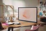 Fernseher "The Serif" von Samsung auf einem Schreibtisch stehend