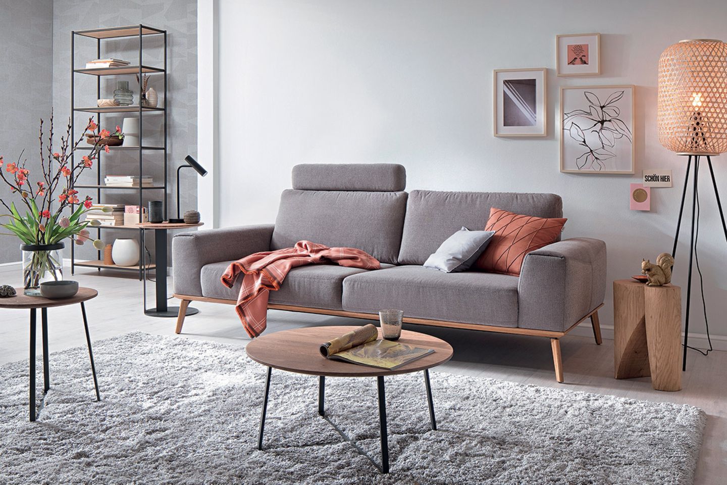 Rattan und Holz zum grauen Sofa   [SCHÖNER WOHNEN]