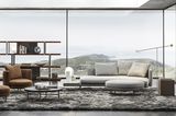 Sofa "Torii" von Minotti vor großer Fensterfront mit Blick aufs Meer