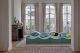 Türkisfarbenes Sofa "Asmara" von Ligne Roset in einem prunkvollen Wohnzimmer