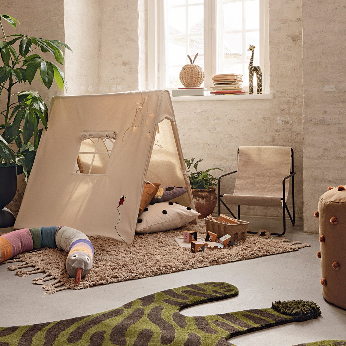 Kinderzimmer mit einem Spielzelt aus Baumwolle von Ferm Living