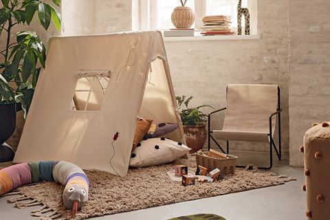 Kinderzimmer mit einem Spielzelt aus Baumwolle von Ferm Living