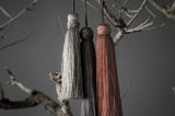 Stilvoller Baumschmuck: Quasten von Nordsternje in Grau, Schwarz und Rot