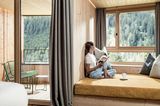 Mit viel blondem Holz gestaltetes und mit natürlichen Materialien ausgestattetes Zimmer im Hotel Antholz