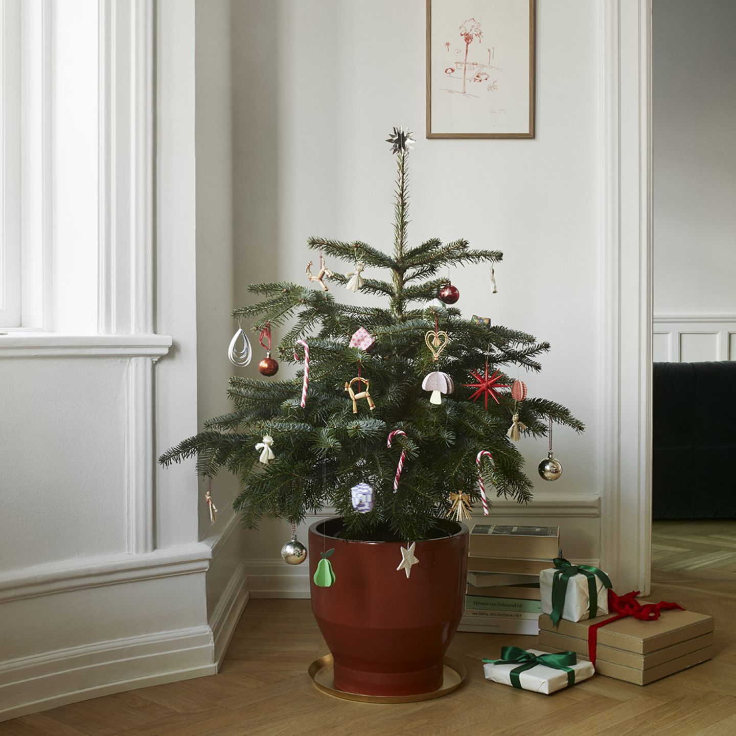 Kleiner, spärlich behangener Weihnachtsbaum im Pflanztopf "Edge Pot" von Skagerak