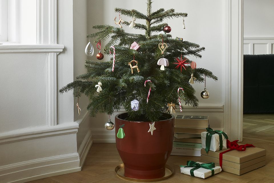 Kleiner, spärlich behangener Weihnachtsbaum im Pflanztopf "Edge Pot" von Skagerak