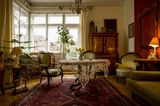 Wohnzimmer mit Biedermeier-Möbeln