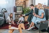 Familie im 50er Jahre-Wohnzimmer