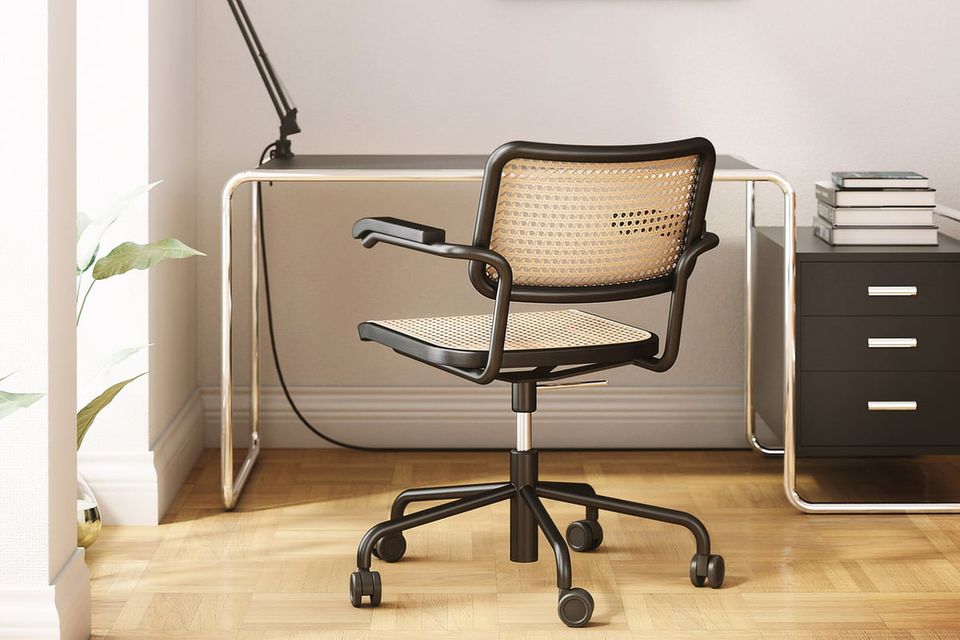 Thonet Stuhl steht vor einem Schreibtisch links eine Lampe, rechts ein Rollcontrainer